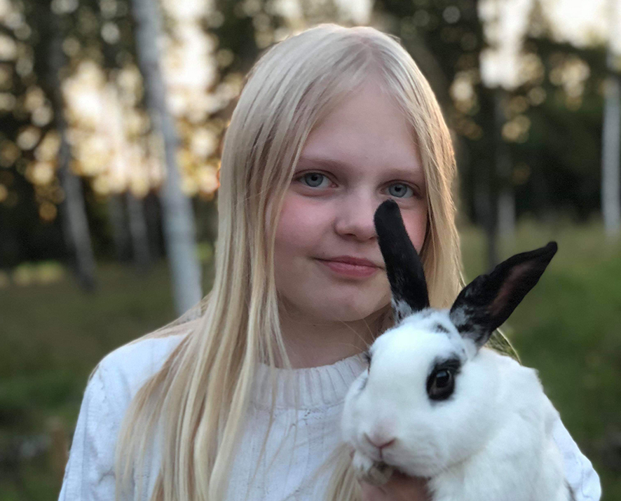 Malin med kanin i famnen