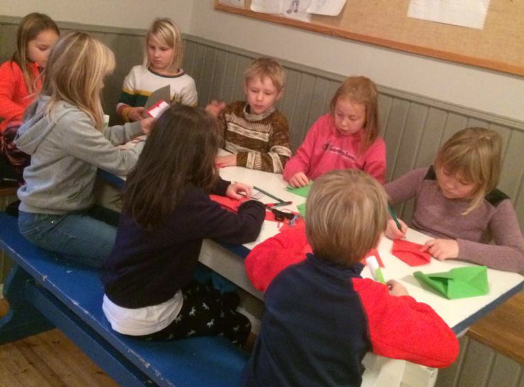 Barn som pysslar presentkort