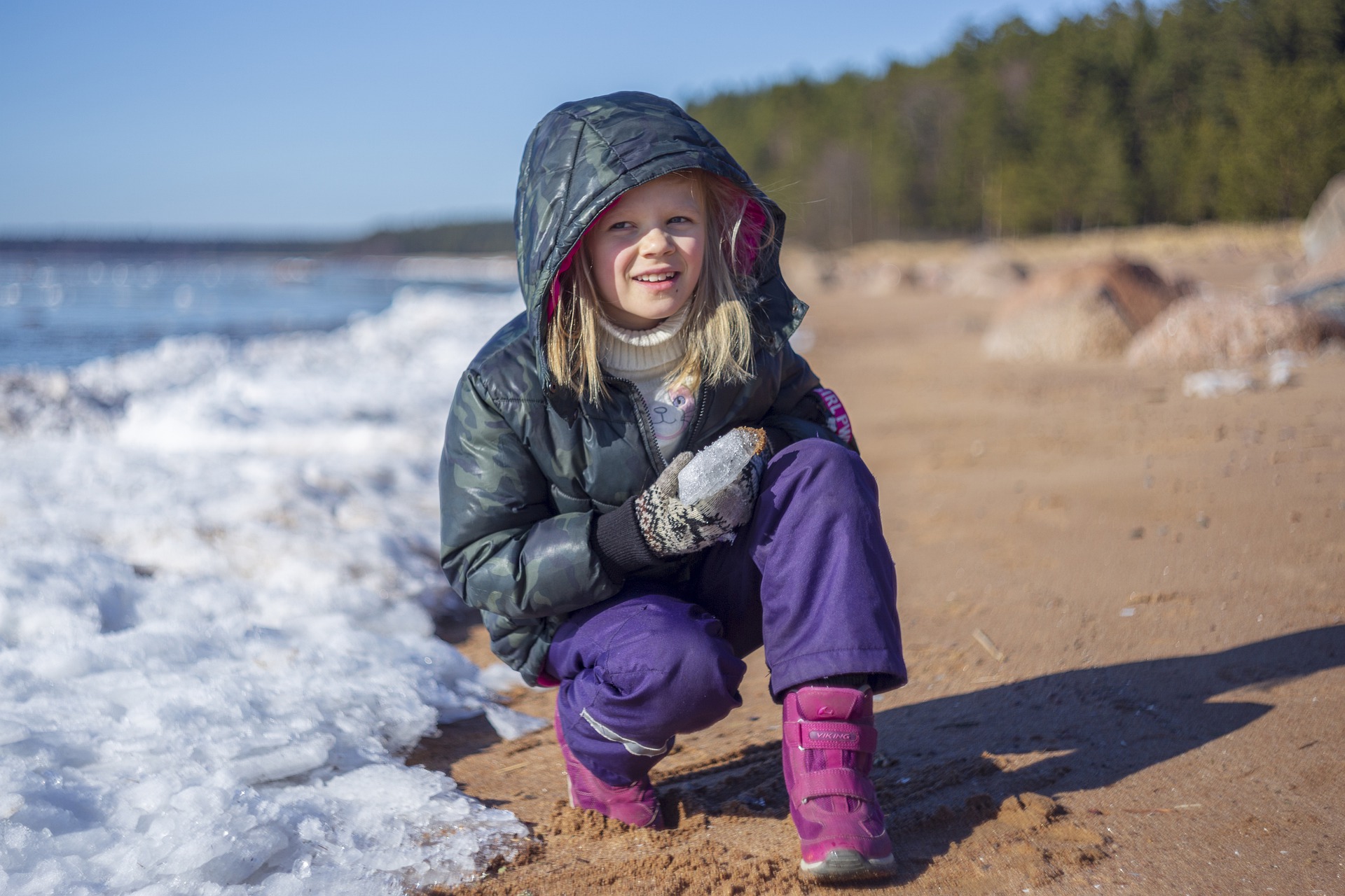 Flicka vid stranden på vintern