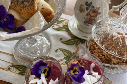 Vallmogifflar, granola och smoothie på ett bord