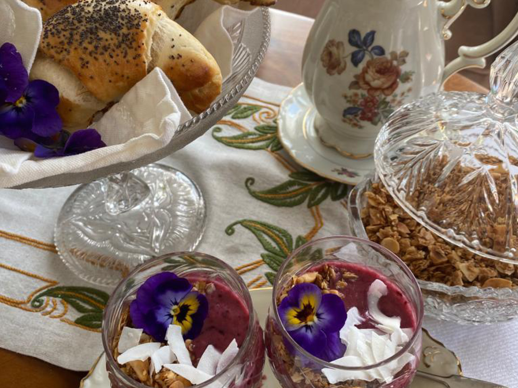 Vallmogifflar, granola och smoothie på ett bord
