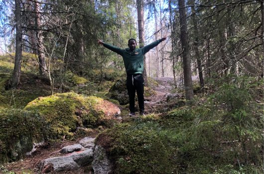 Kille står i skogen
