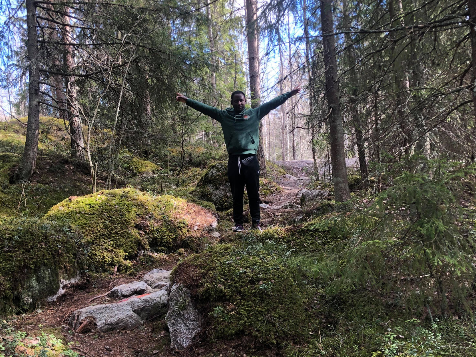 Kille står i skogen