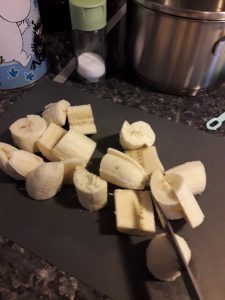 Skala bananerna, skär dem i 2 cm långa bitar. Dela bitarna på mitten.