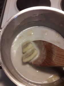 Lägg i bananerna och koka dem på medium värme i 3 minuter så att de blir mjuka, rör om hela tiden.